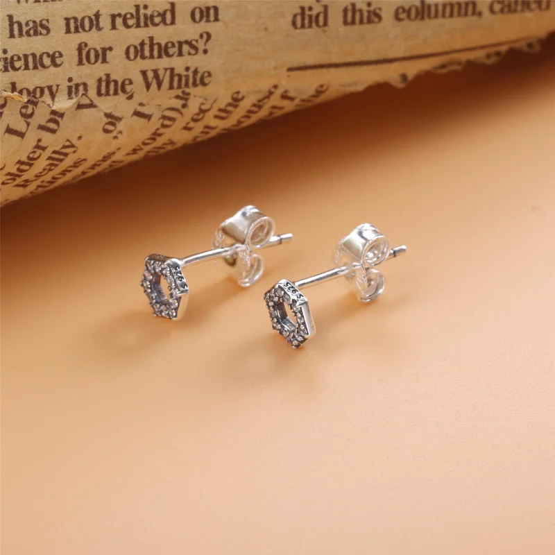 (imagem para) Brincos Petit Hexágono de favo de mel brilhante Pandora - 298800C01 - Visualizar 3