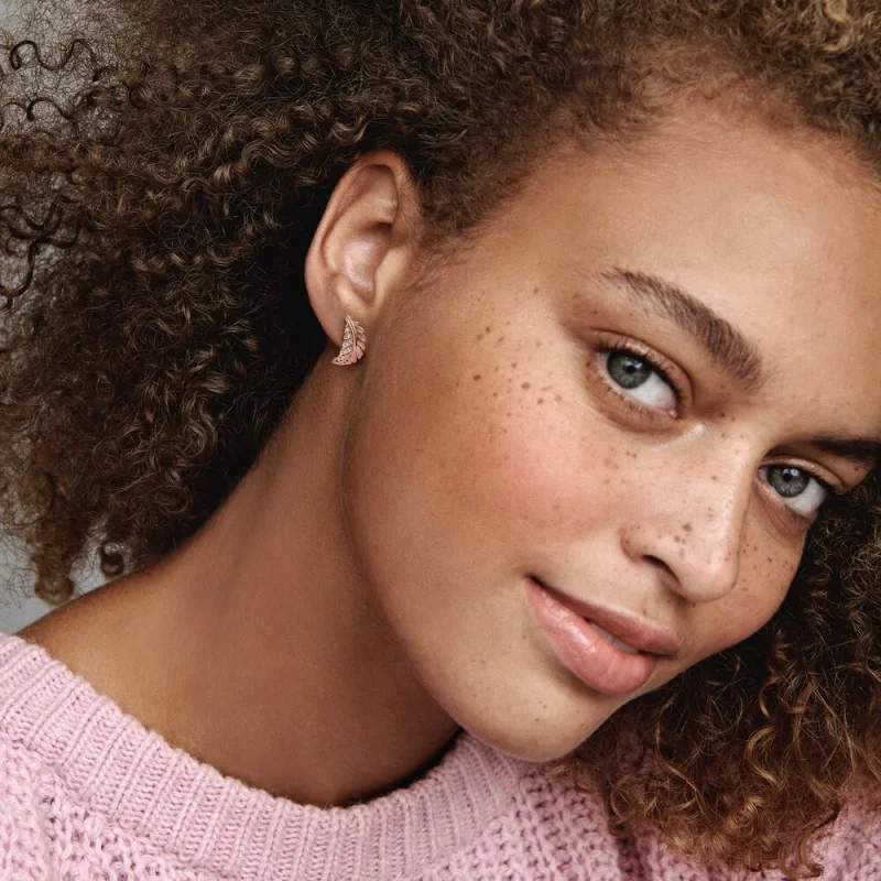 (imagem para) Brincos PANDORA Pregador de Penas Curvas Flutuantes - 282574C01 - Visualizar 2