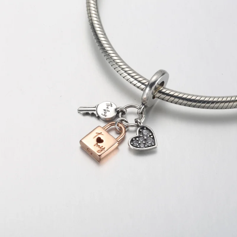 (imagem para) PANDORA Chave, Cadeado e Coração Triplos Duotone Pingente - 782506C01 - Visualizar 10