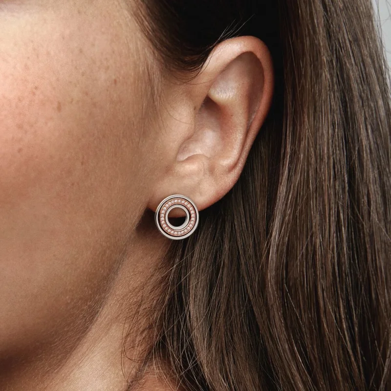 (imagem para) Brincos de Argola Pandora Signature Two-tone com Logo e Pavé - 282780C01 - Visualizar 3