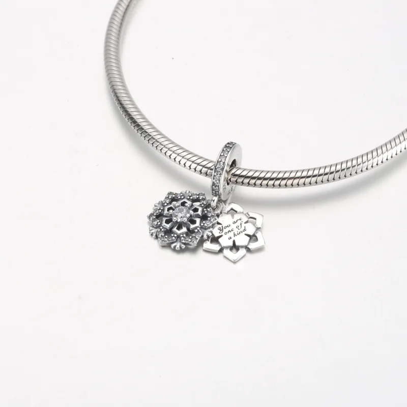 (imagem para) Charm Duplo Pingente Floco de Neve Pandora Cintilante - 792355C01 - Visualizar 4