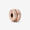 Charm com Clip Linhas Brilhantes e Logo em Pavé Pandora - 789042C01