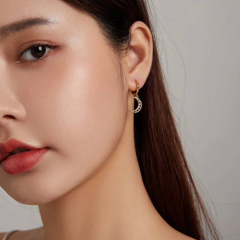 (imagem para) Pandora Style Minimalism - Crescent Hoop Earrings - SCE1191 - Visualizar 5