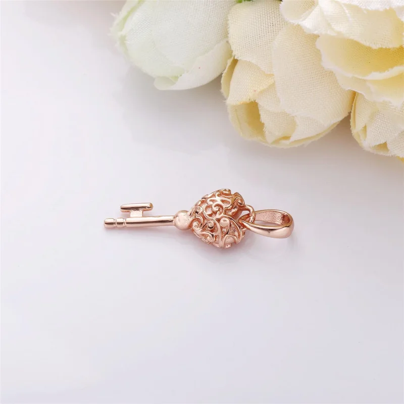 (imagem para) Charm PANDORA Rose™ Pendente Chave da Nobreza - 387725 - Visualizar 2