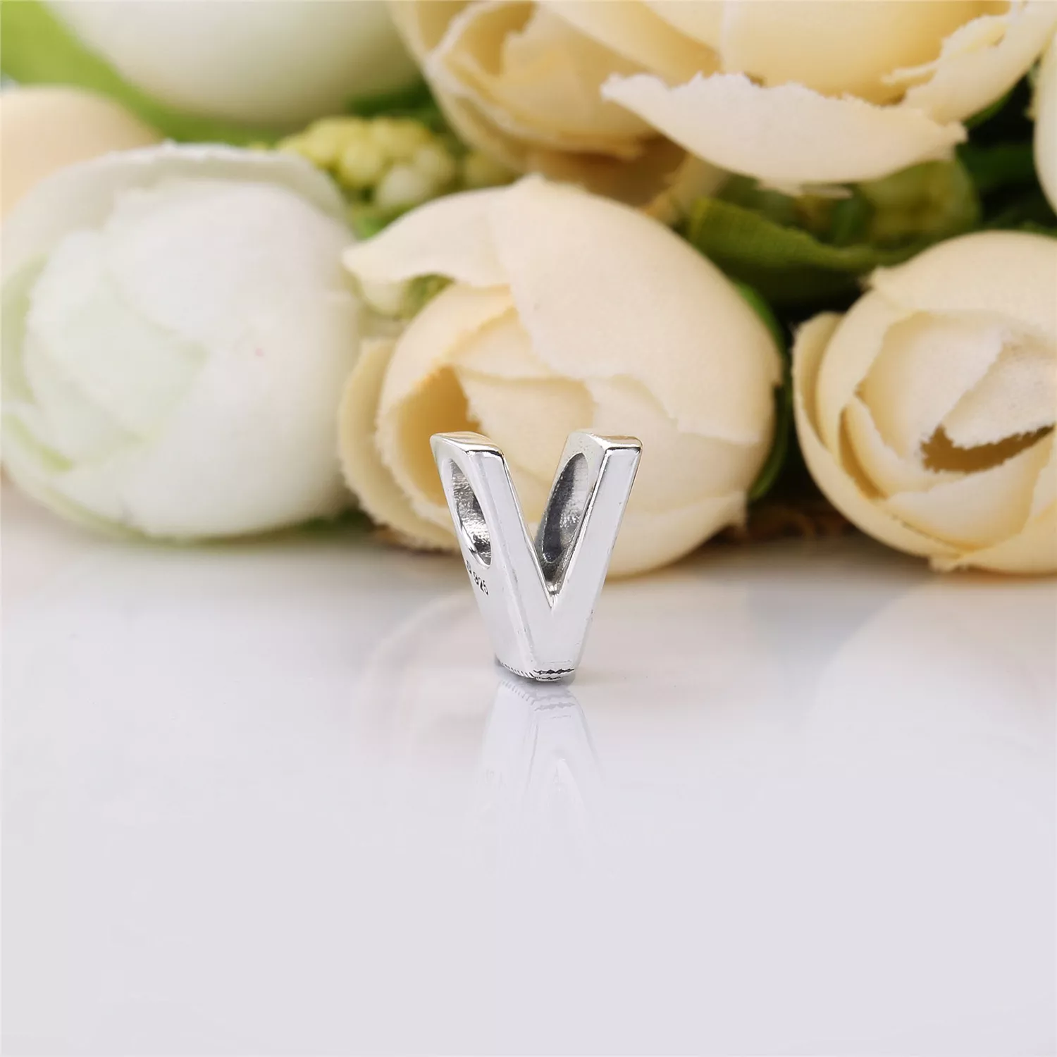 Charm berloques PANDORA Letra V - 797476