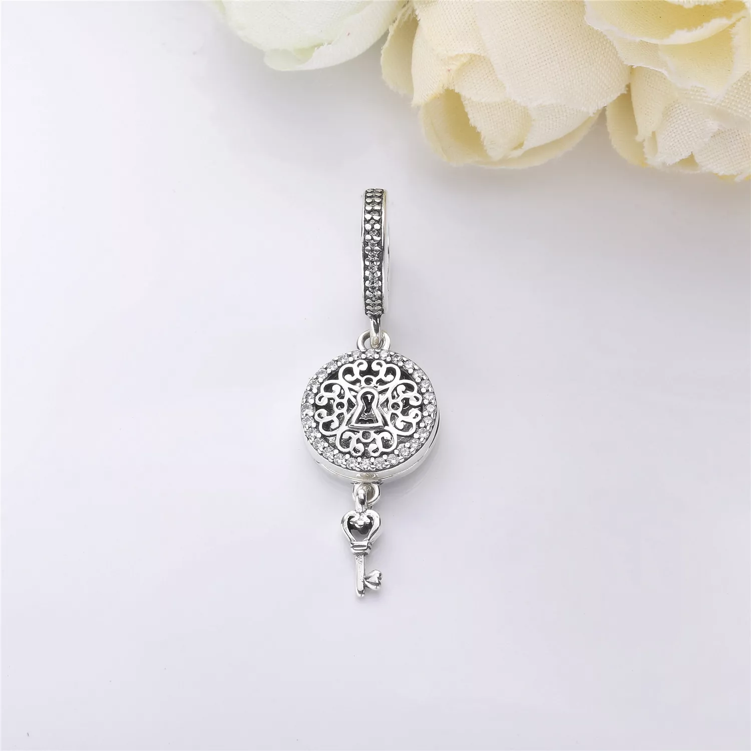 Pingente PANDORA Chave do Mundo Real - 797660CZ