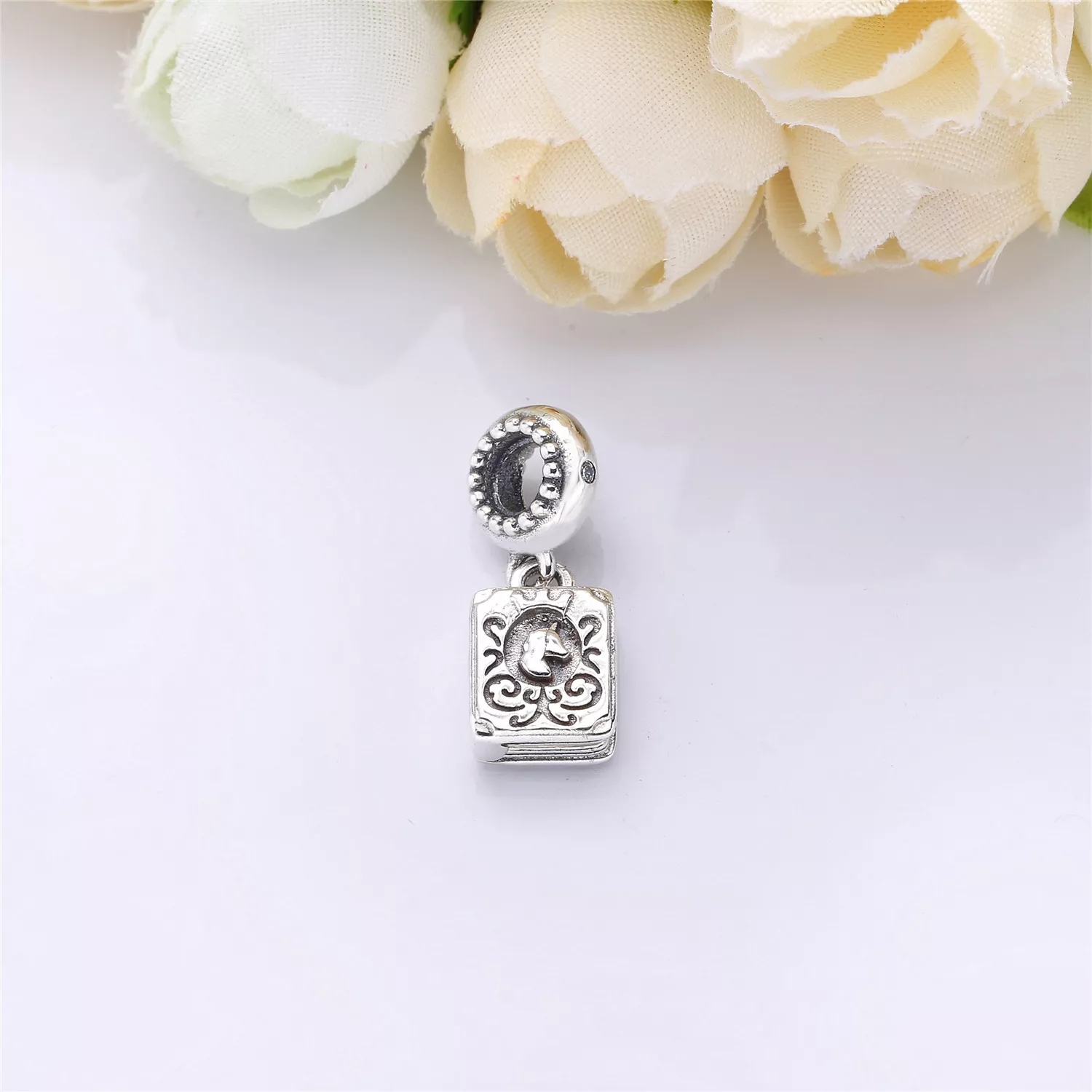 Pingente Pandora de prata Nosso livro de contos de fadas