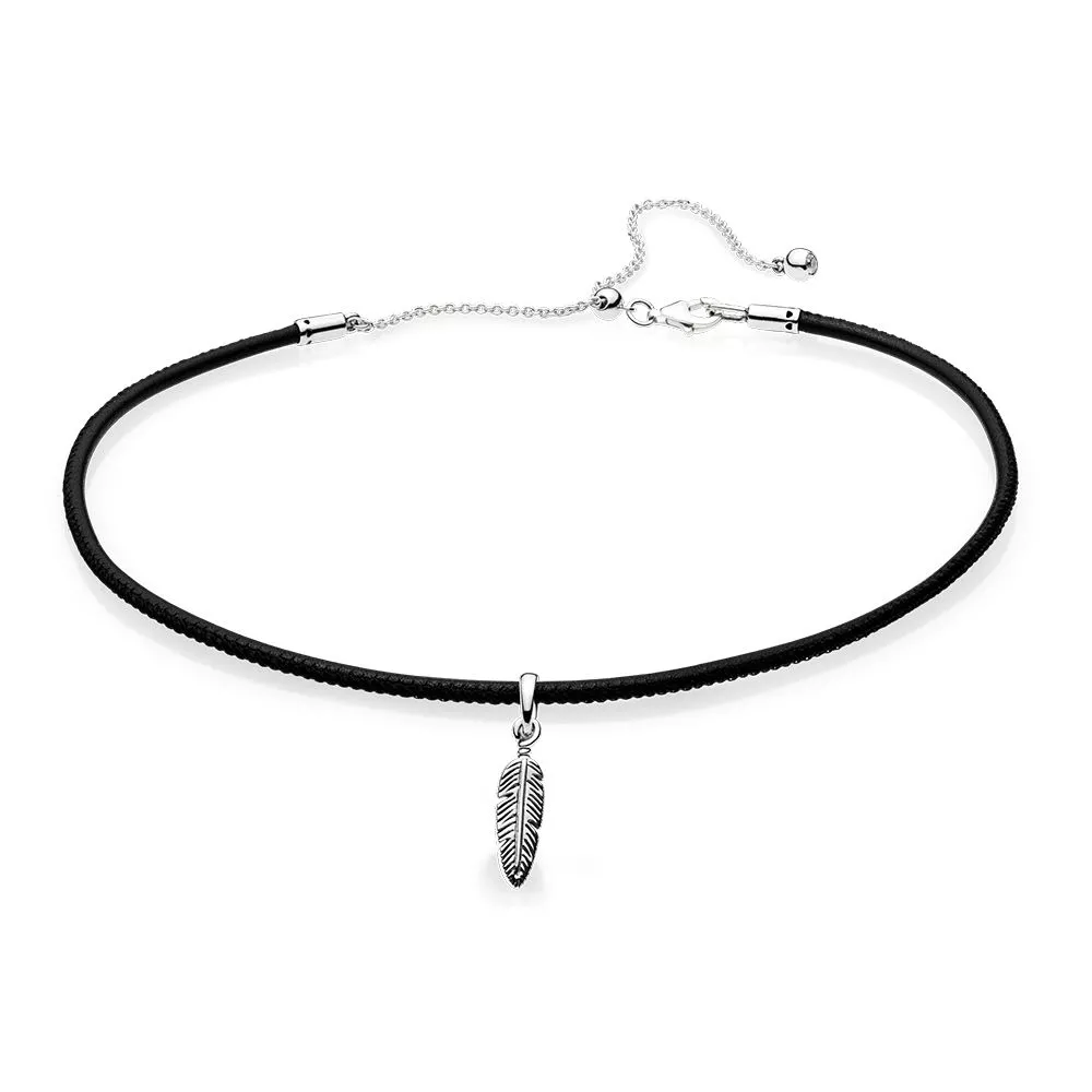 Colar Choker Pandora De Couro Preto Com Pendente Pena Colar Choker Pandora De Couro Preto Com Pendente Pena