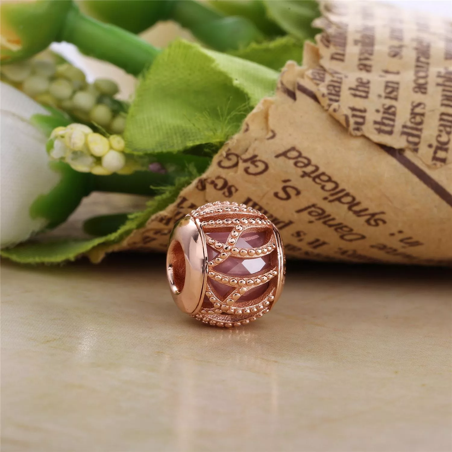 Charm PANDORA ROSETM Petit Facetado Rosa Entrelaçado - 781968PCZ
