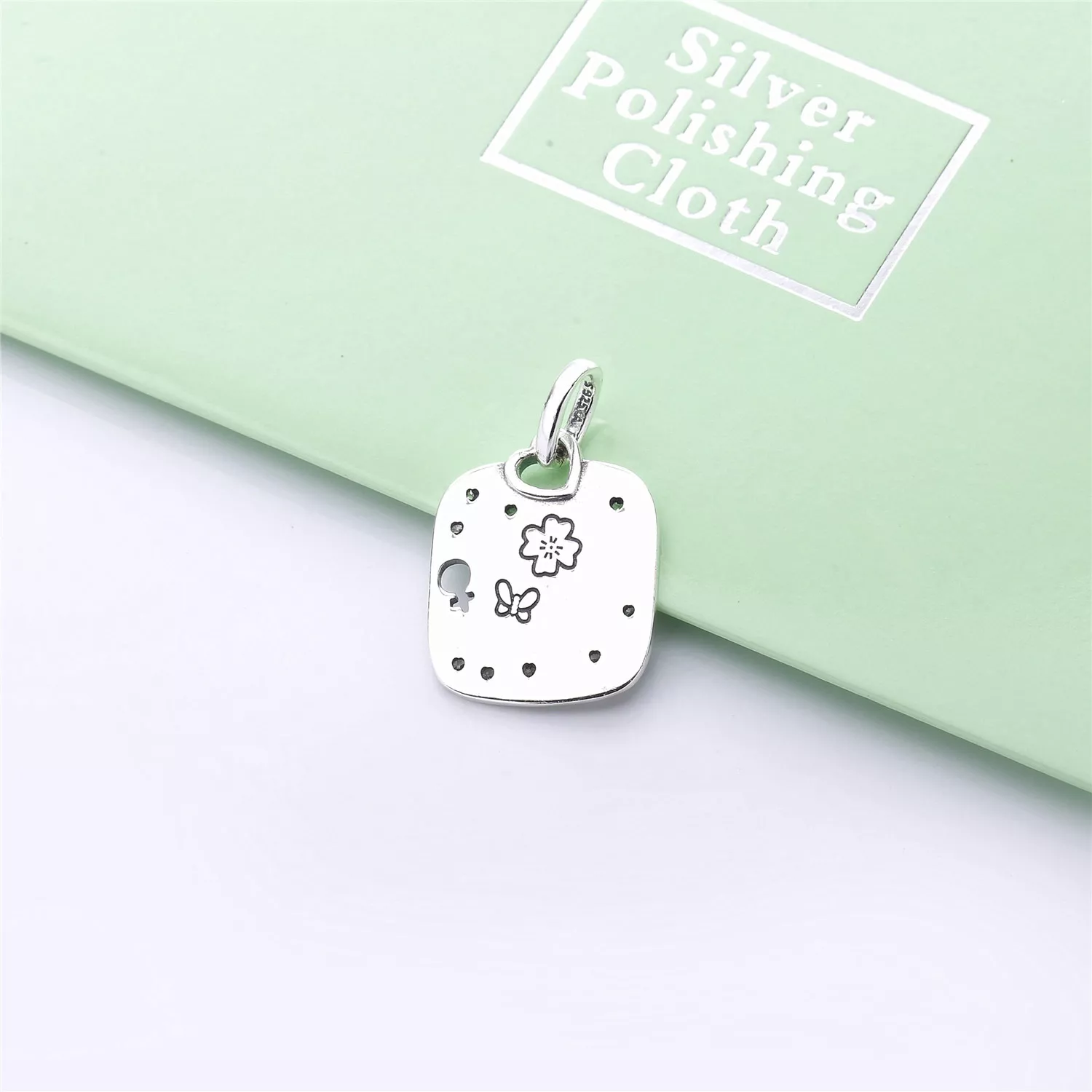 Pendente Pandora de prata Lema de empoderamento feminino