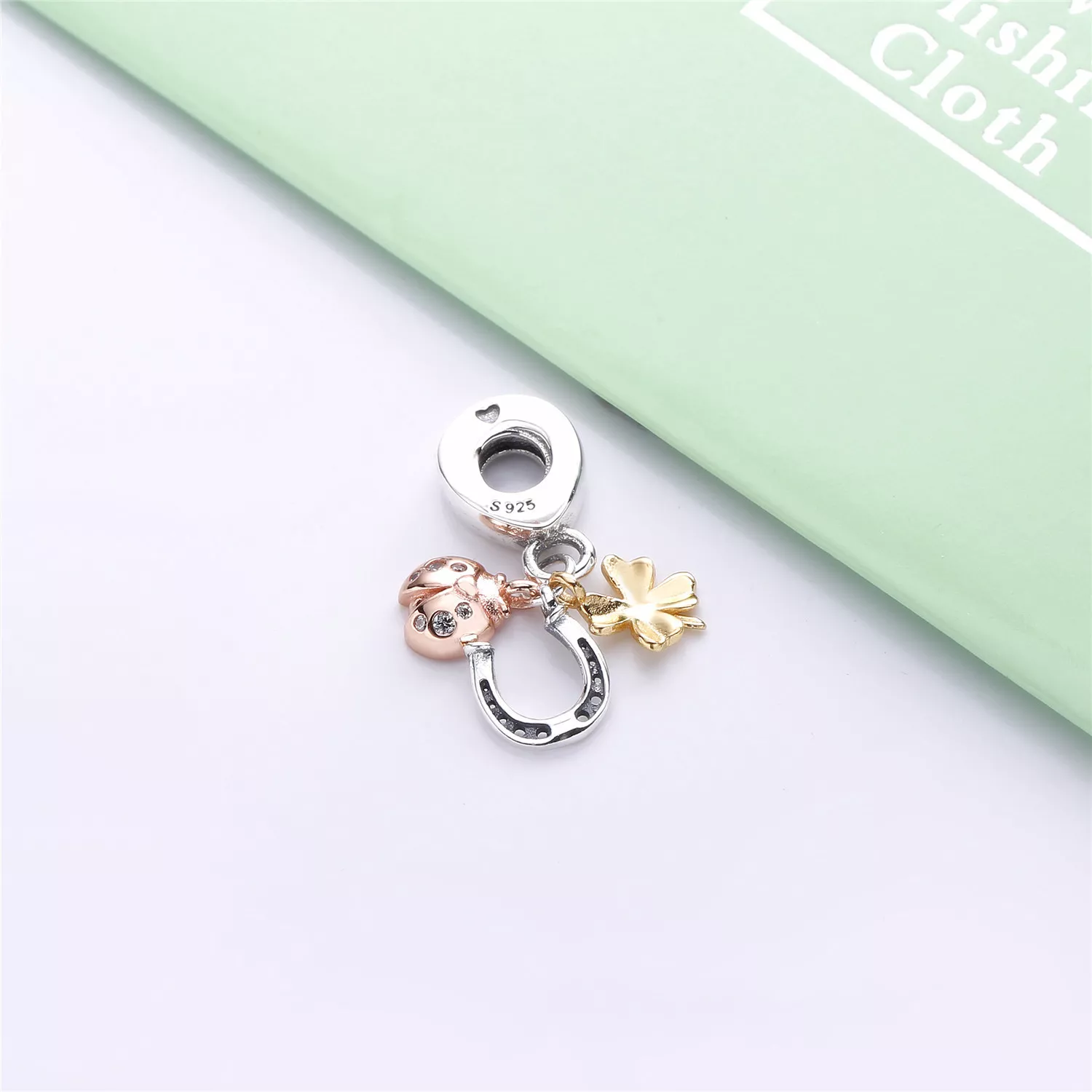 Pingente Pandora Ferradura, trevo e joaninha