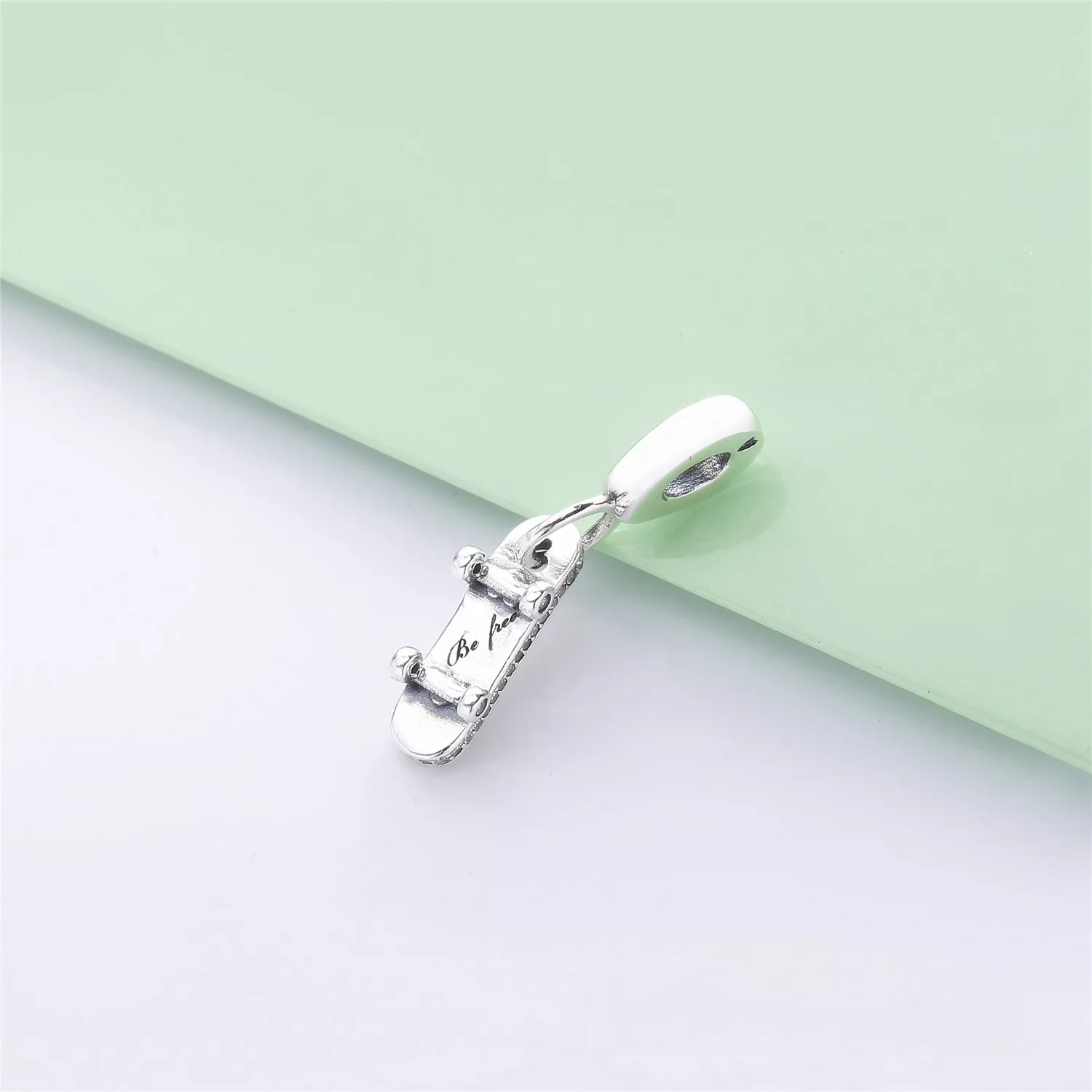 Pingente PANDORA Skate - "Seja Livre" - 797206CZ