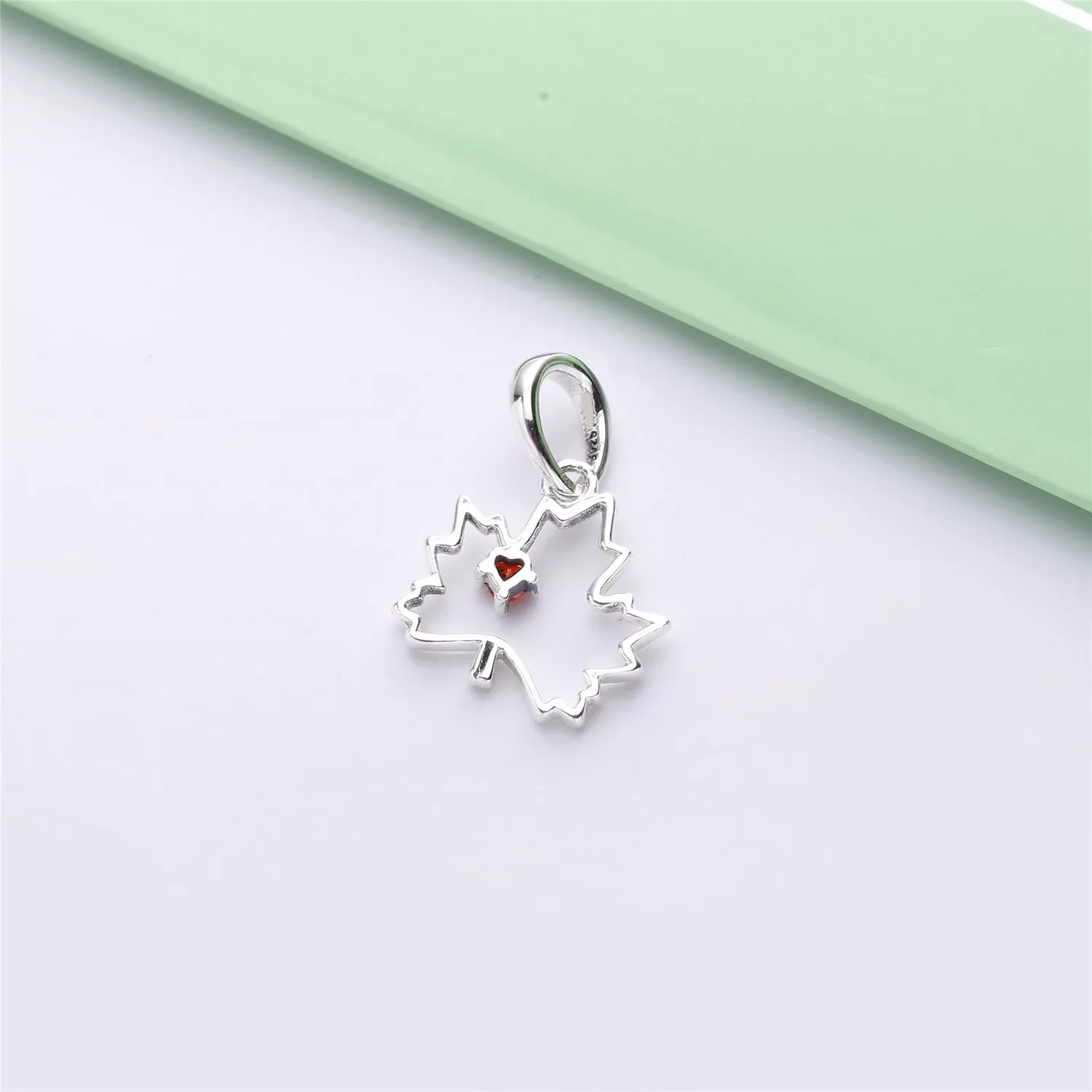 Pendente Símbolo do Canadá Pandora - 398026CZR-45