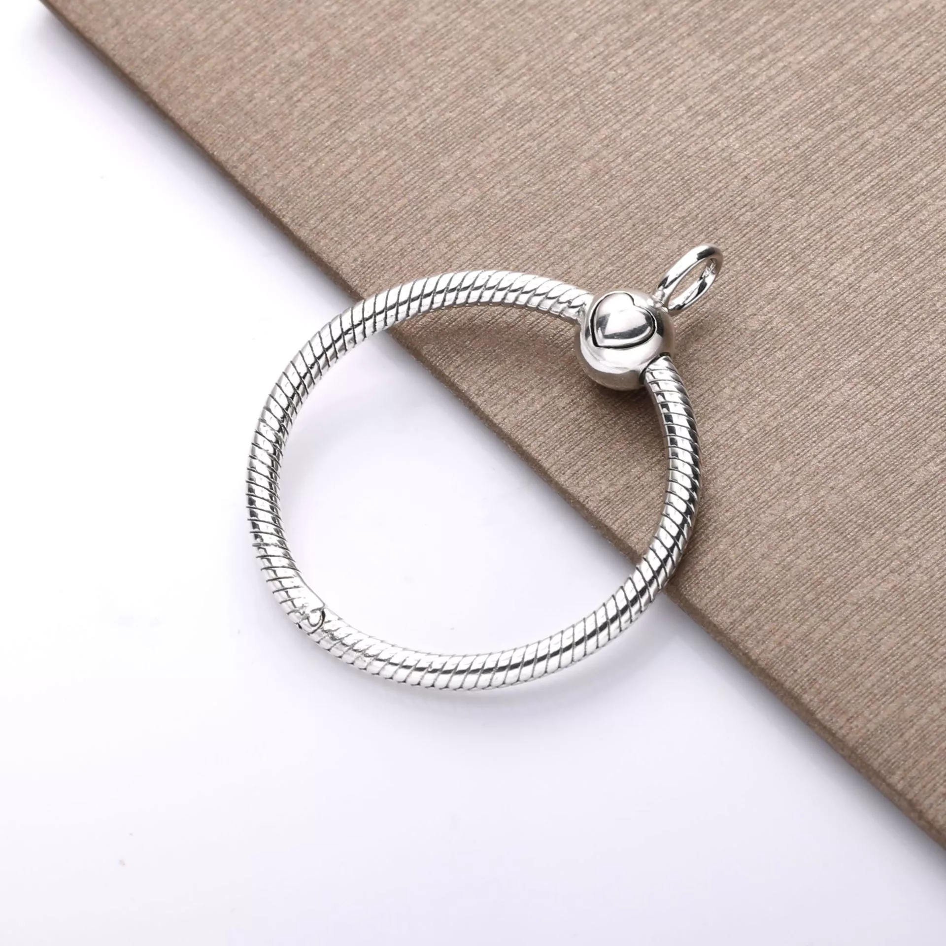 O Pendente Pandora Moments Médio - 398256