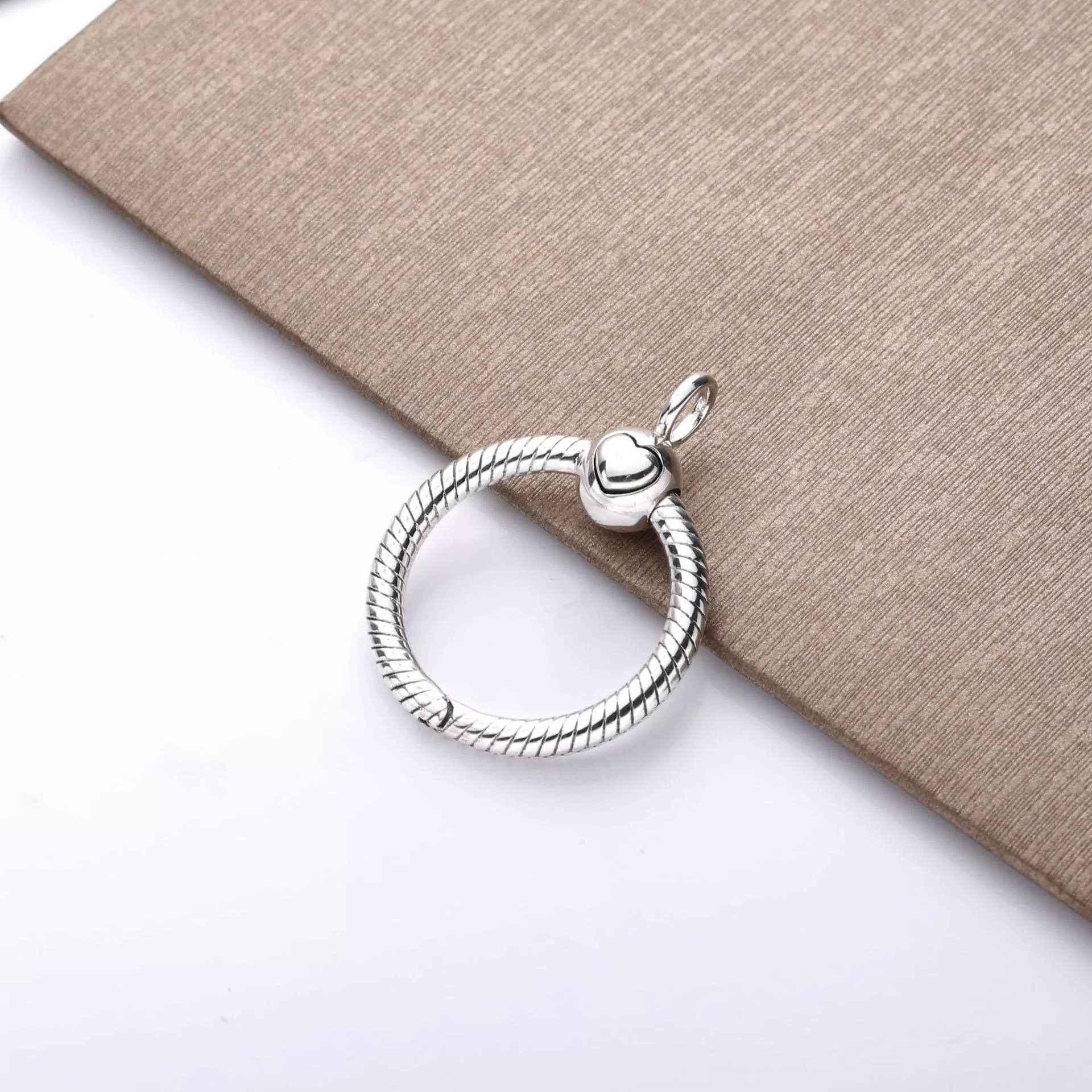 O Pendente Pandora Moments Pequeno - 398296