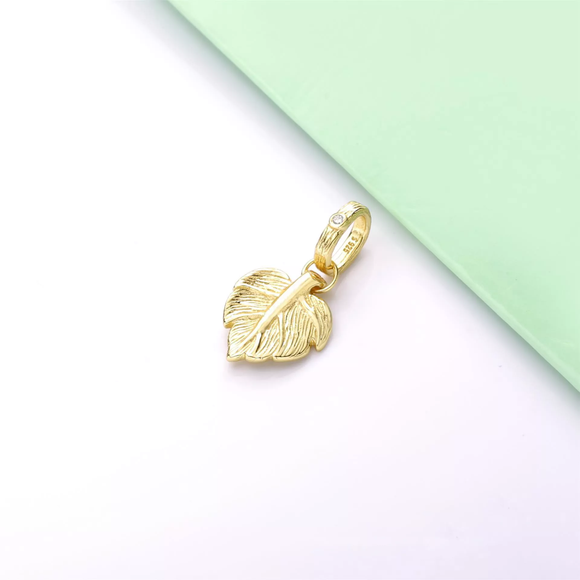 Pendente Folha Pandora Shine - 368251CZ