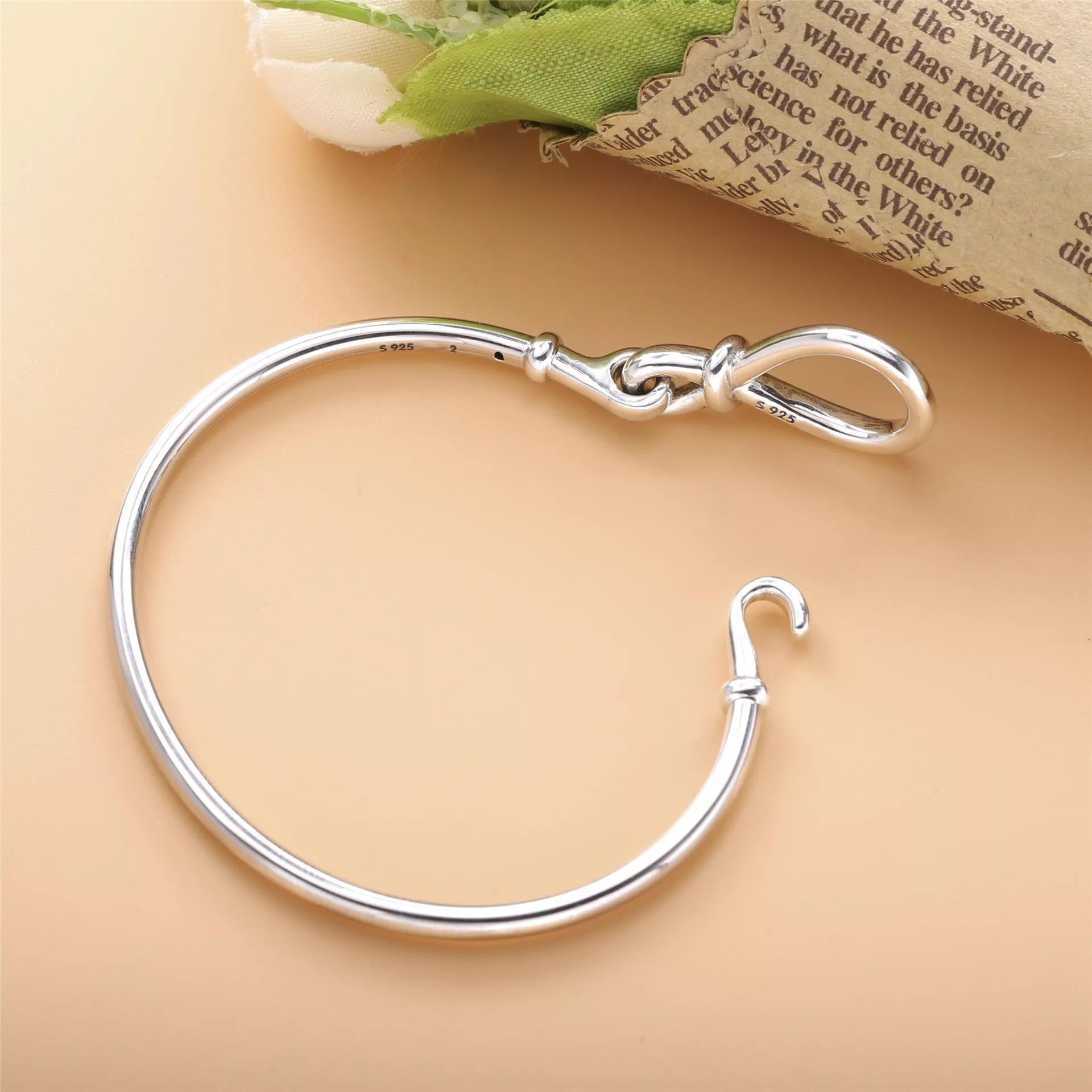 Bracelete Rigido Fecho Infinito Assimétrico - 598893C00