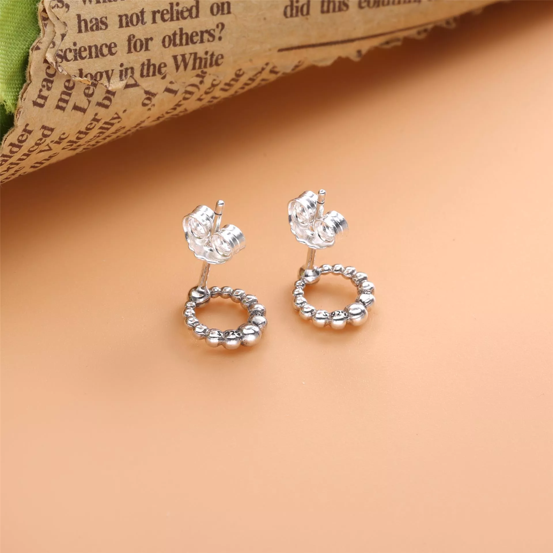 Brincos Espigão Círculo de Esferas Pandora - 298683C00