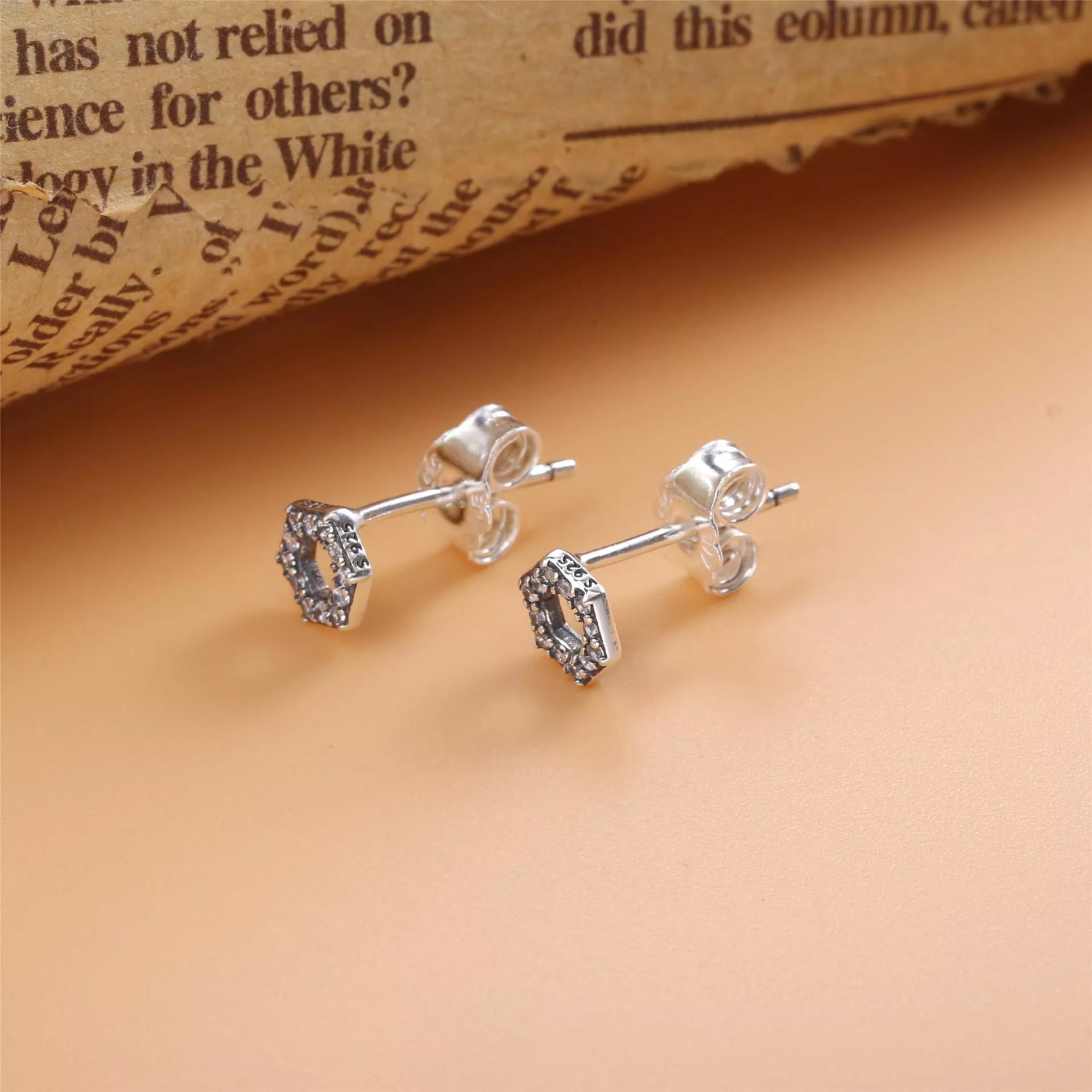 Brincos Petit Hexágono de favo de mel brilhante Pandora - 298800C01