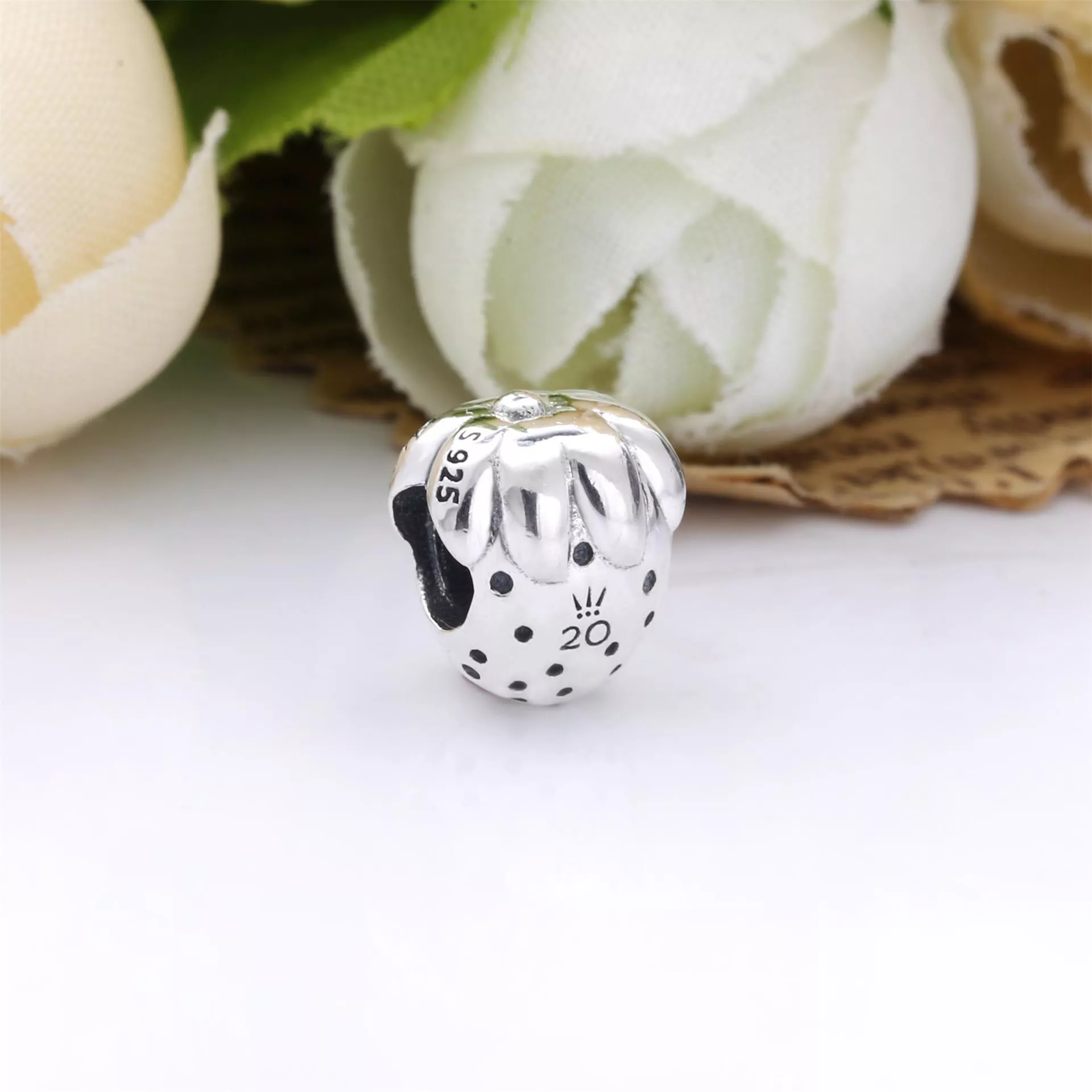 Charm Morango edição limitada 2020 Pandora - 798952C00
