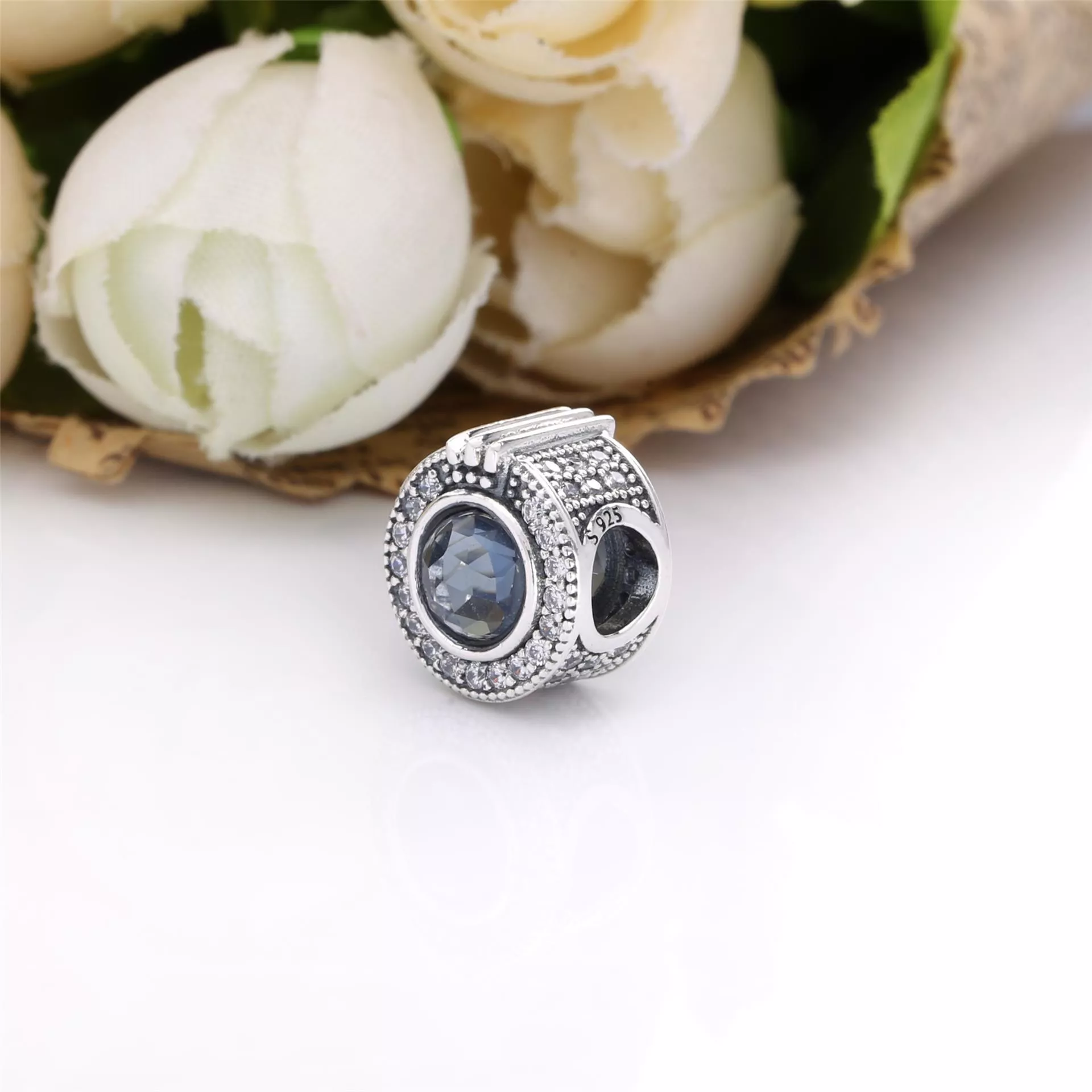 Charm Azul de Coroa em O Brilhante Pandora - 799058C01