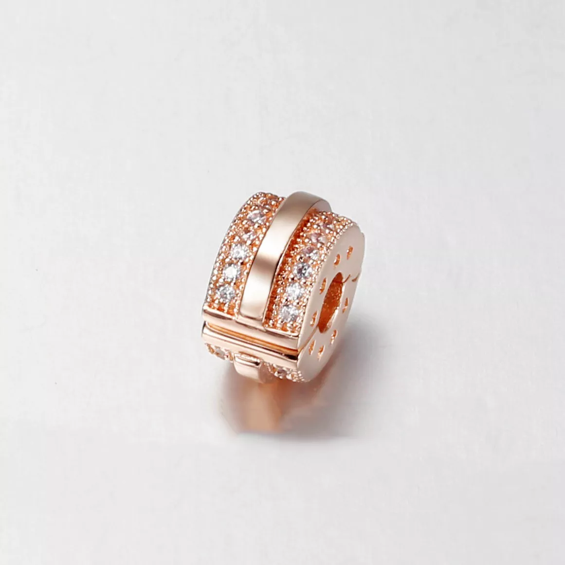 Charm com Clip Linhas Brilhantes e Logo em Pavé Pandora - 789042C01