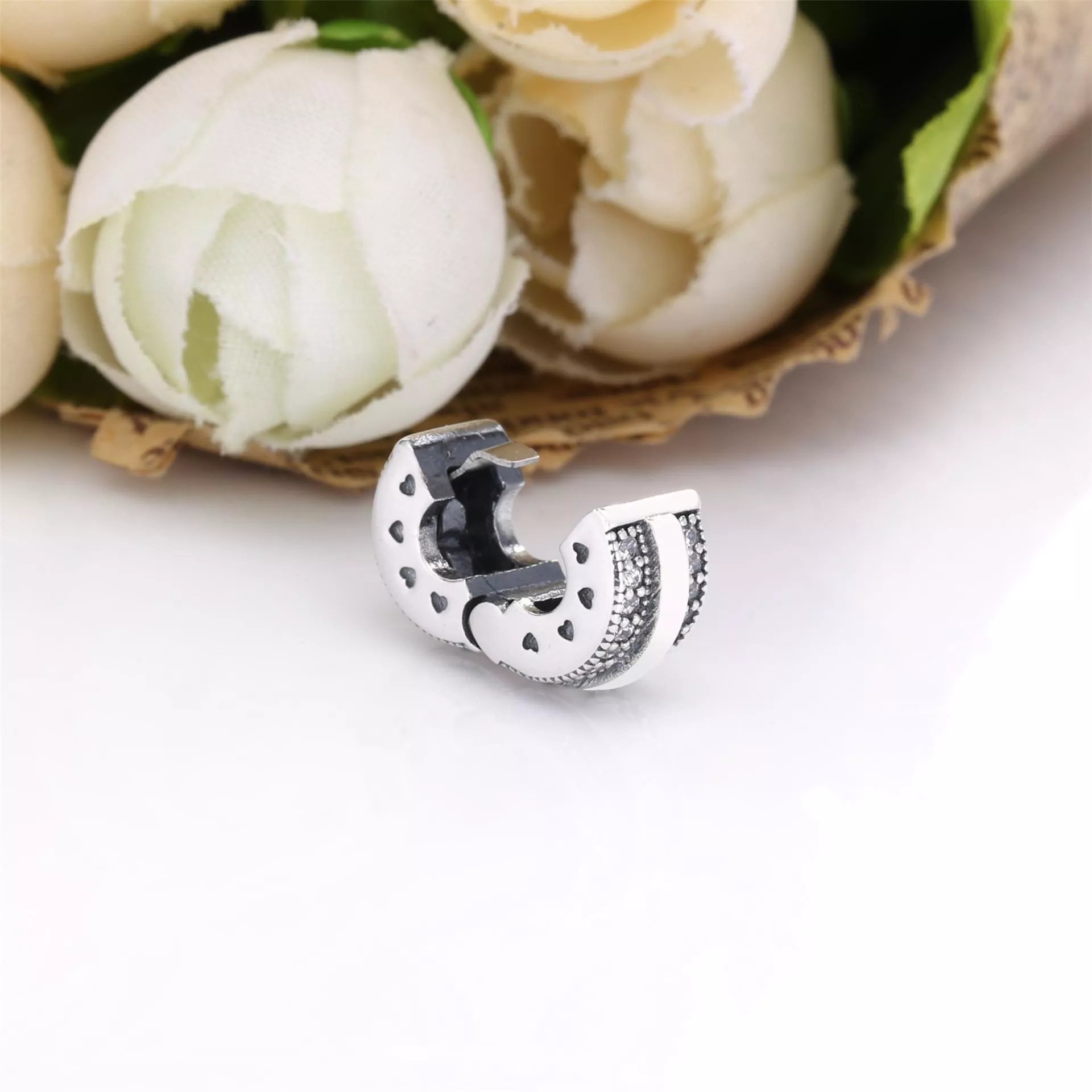 Charm com Clip Linhas Brilhantes e Logo em Pavé Pandora - 799042C01
