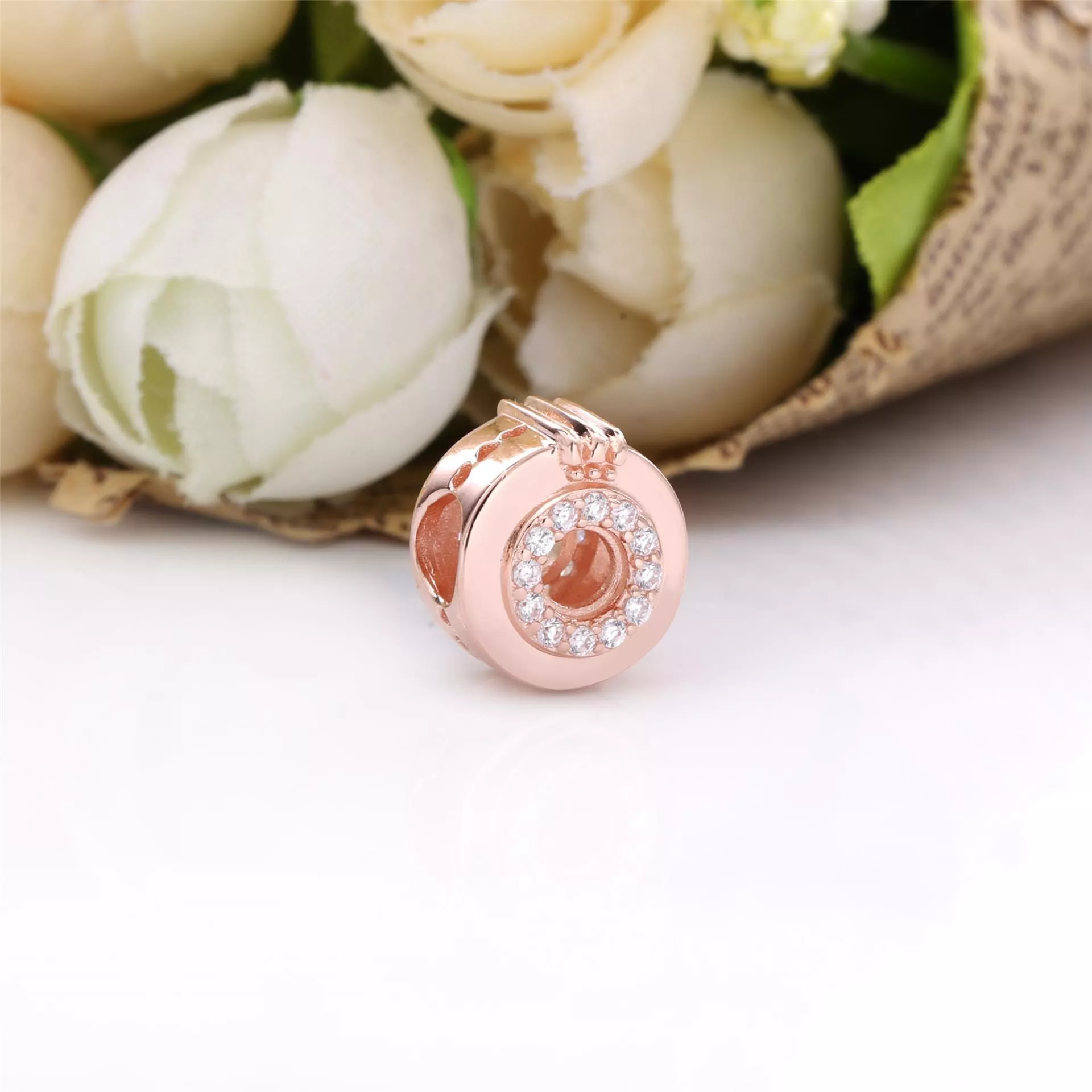 Charm de Coroa em O em Pavé com Centro Vazado Pandora - 789059C01