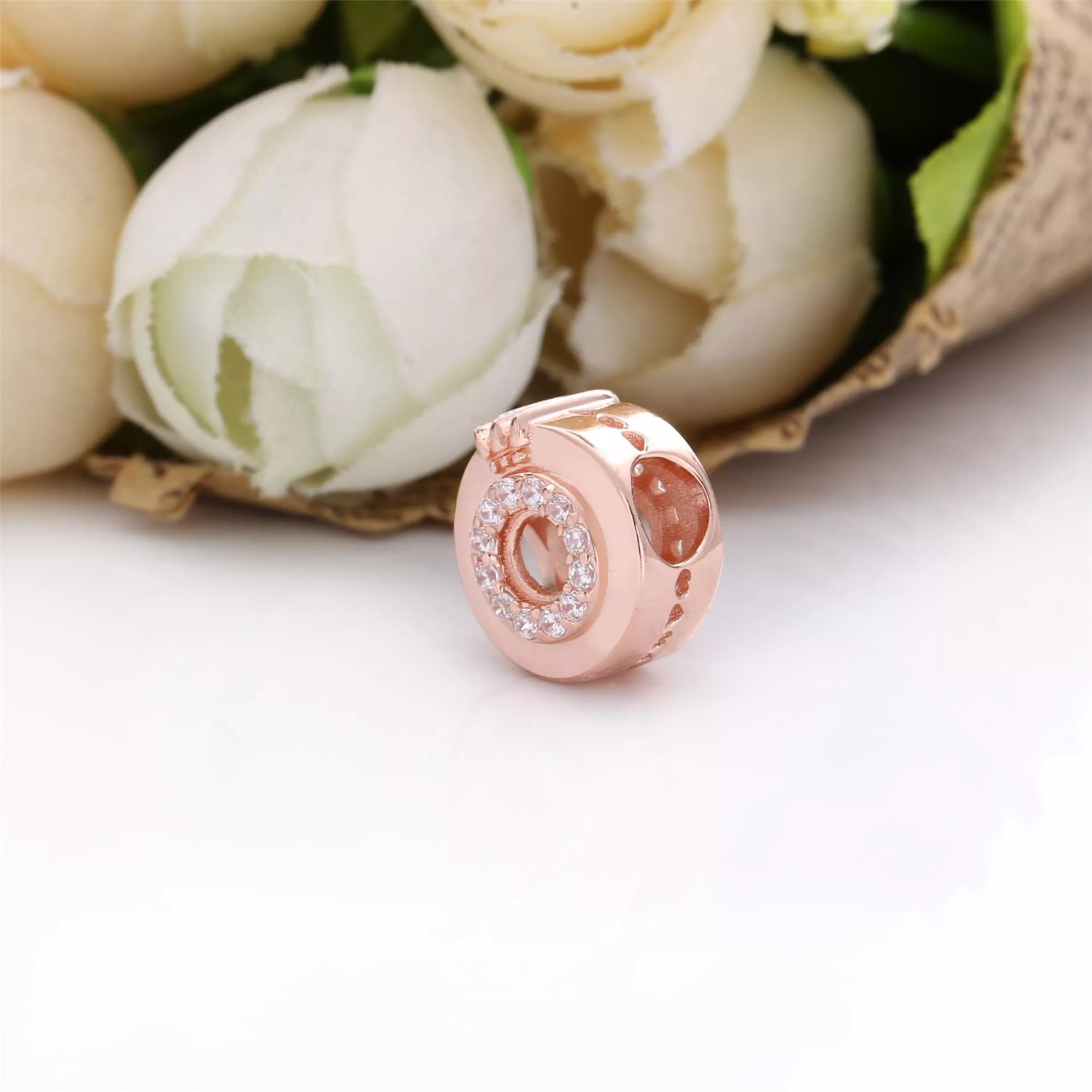 Charm de Coroa em O em Pavé com Centro Vazado Pandora - 789059C01