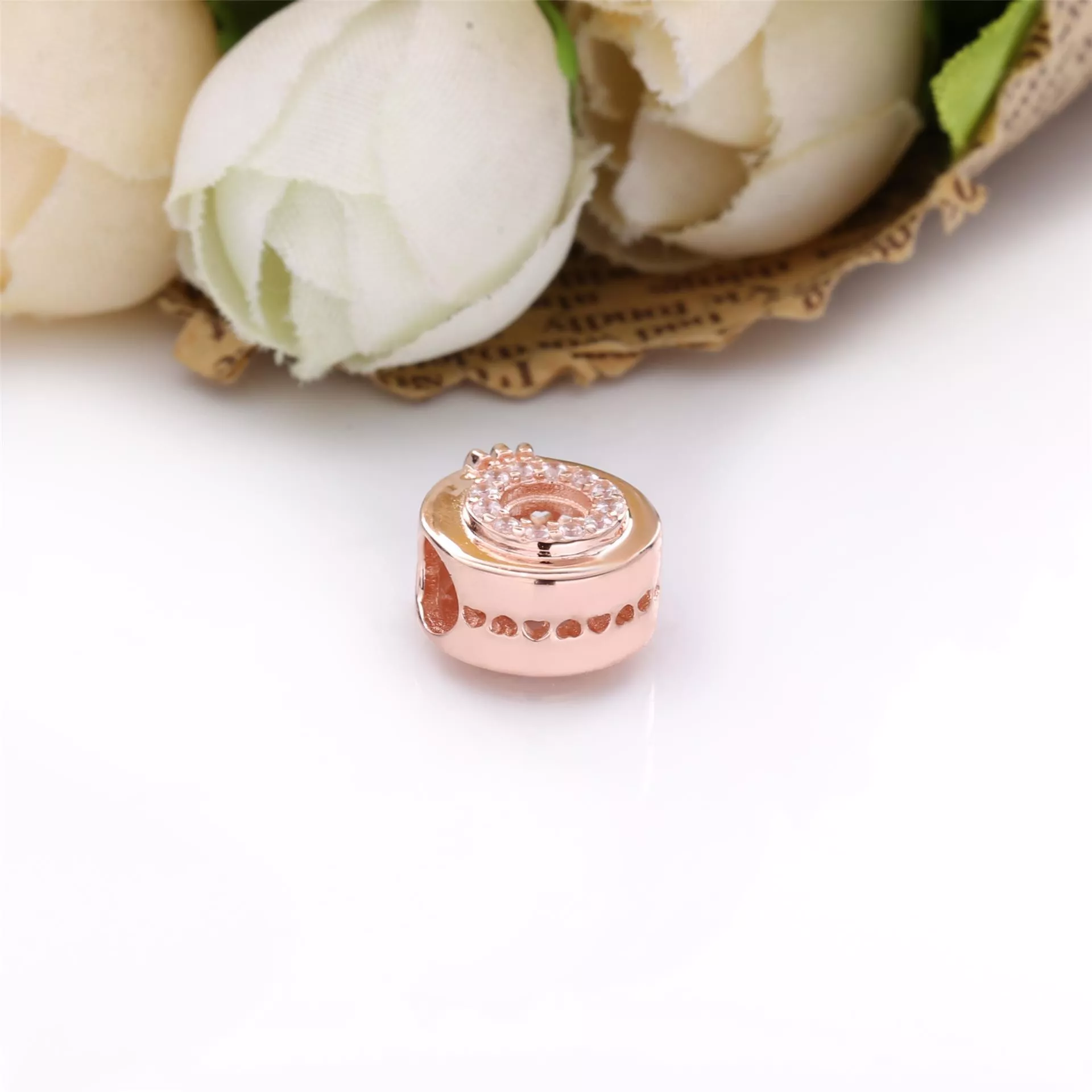 Charm de Coroa em O em Pavé com Centro Vazado Pandora - 789059C01