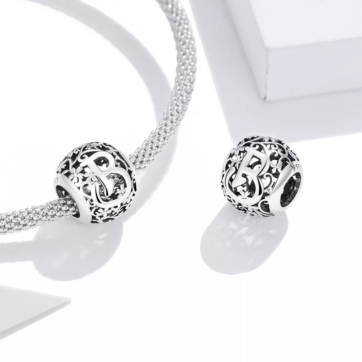 Charm Flores com orifícios, letra B estilo Pandora - SCC1444-B