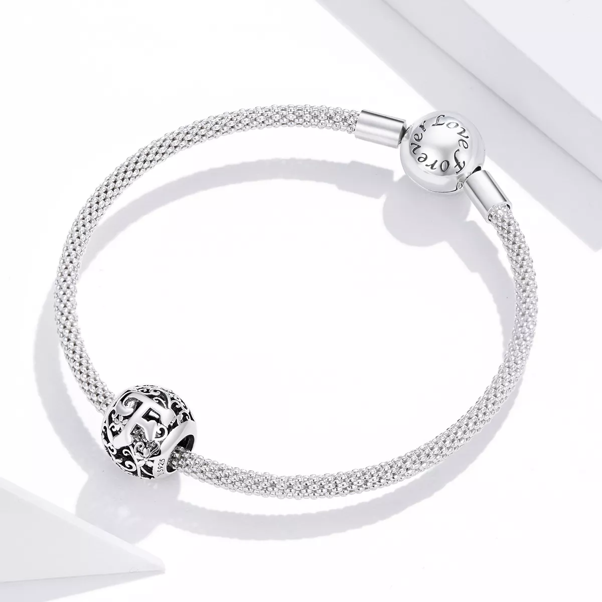 Charm Flores com orifícios, letra F estilo Pandora - SCC1444-F