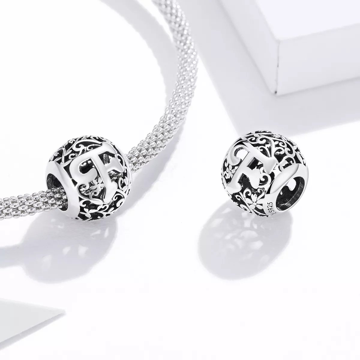 Charm Flores com orifícios, letra F estilo Pandora - SCC1444-F