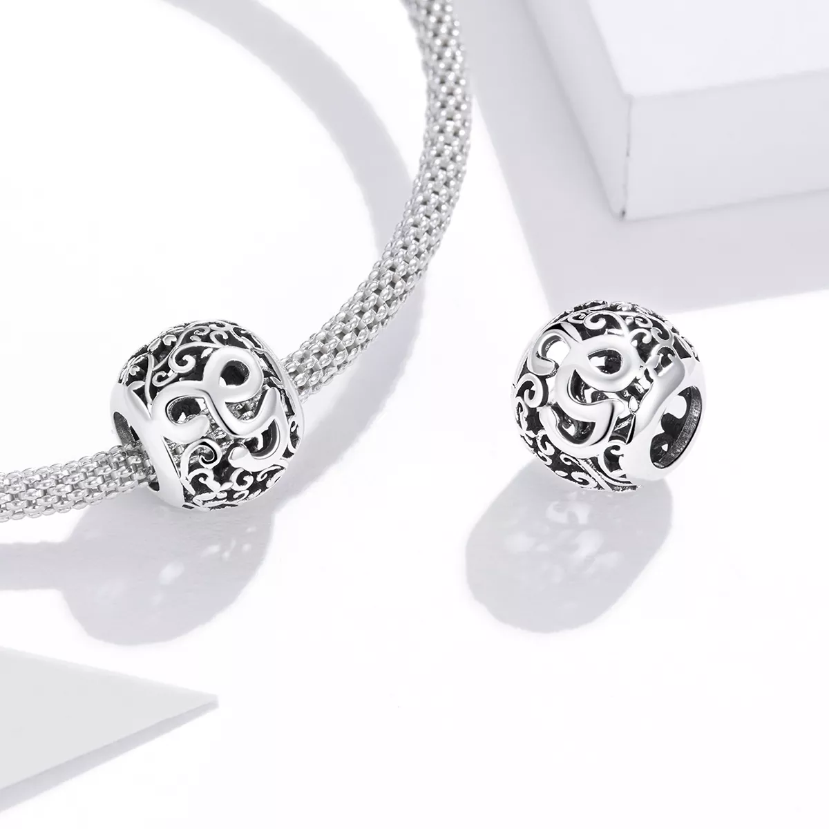Charm Flores com orifícios, letra G estilo Pandora - SCC1444-G