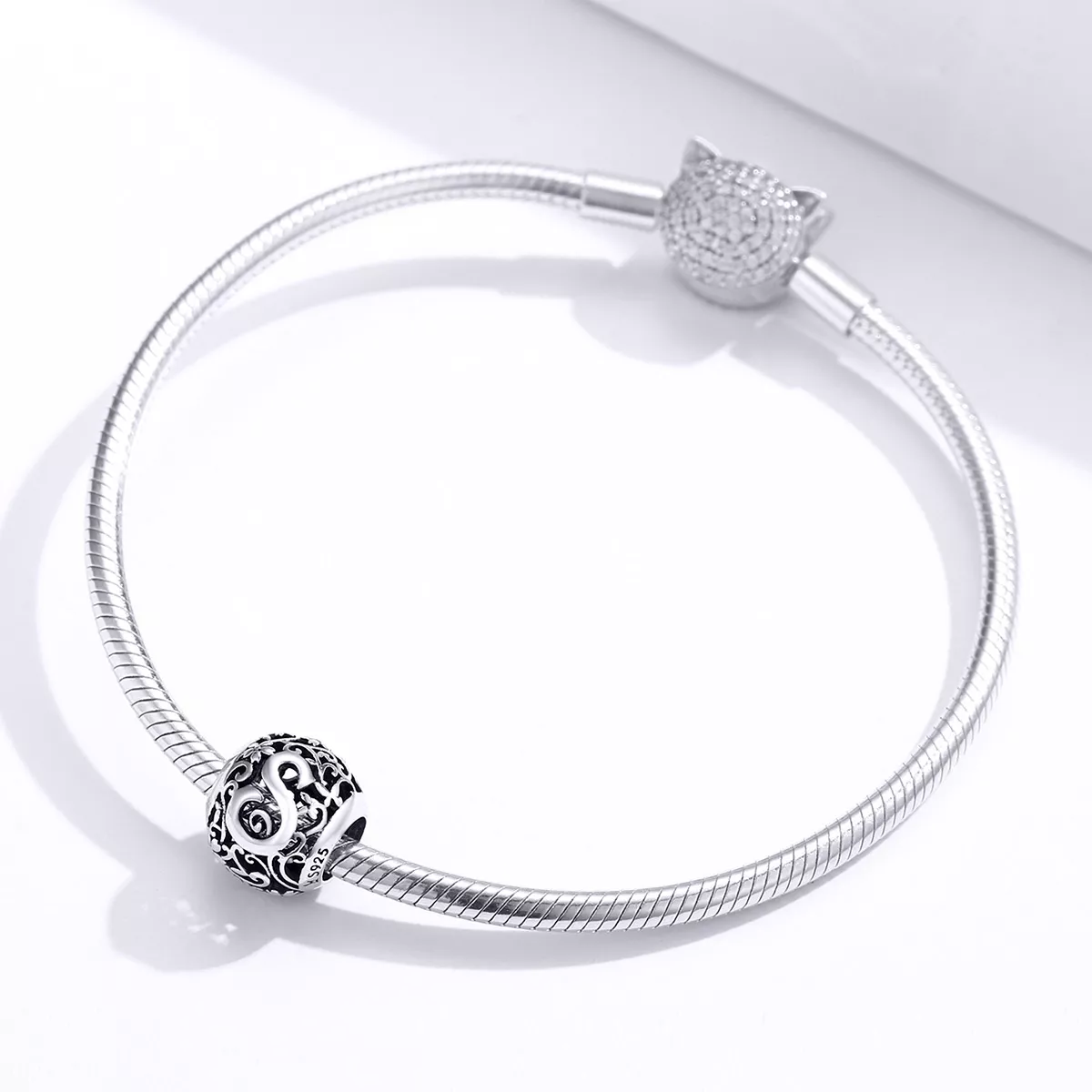 Charm Flores com orifícios, letra S estilo Pandora - SCC1444-S