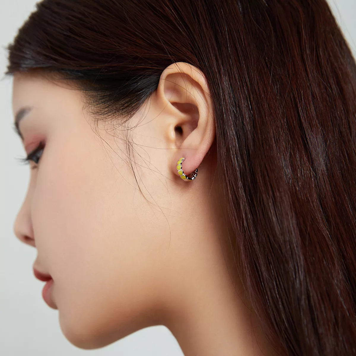 Brinco Argolas Corações estilo Pandora - SCE1052-YE