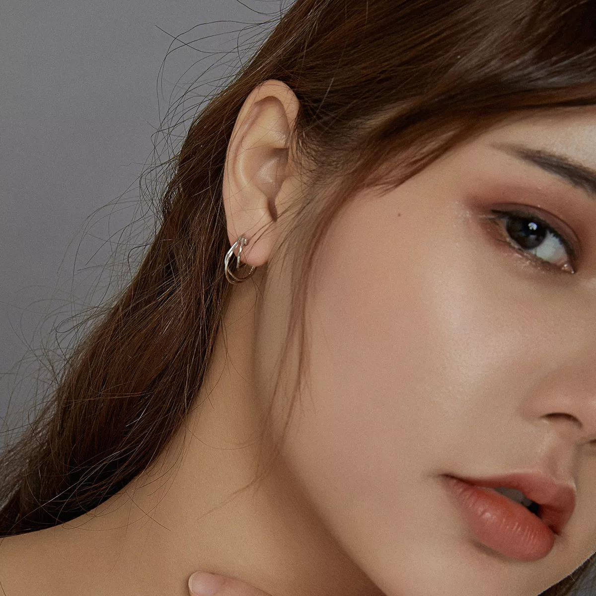 Brinco Argolas Linhas entrelaçadas estilo Pandora - BSE443