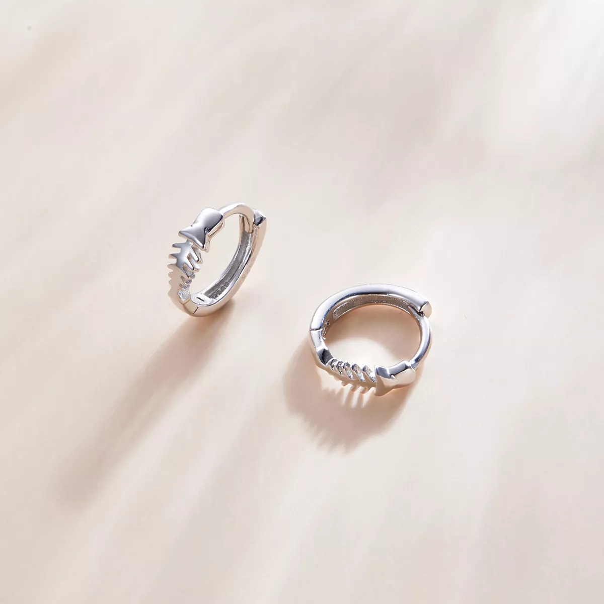 Brinco Argolas Ossos de peixe delicados estilo Pandora - SCE1108