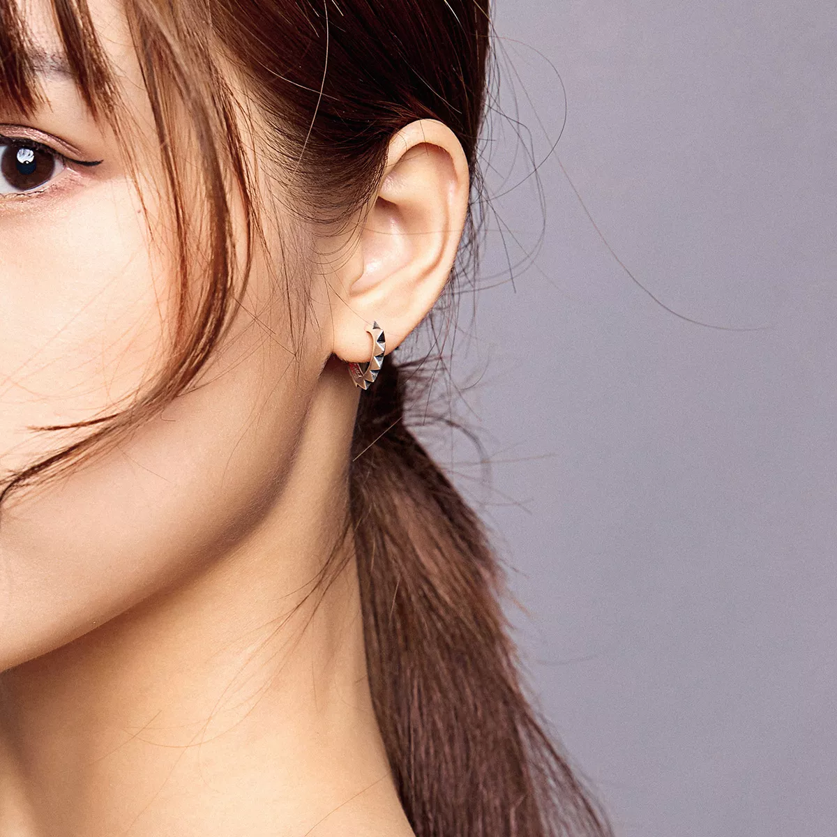 Brinco Argolas Rebite e Coração estilo Pandora - SCE903