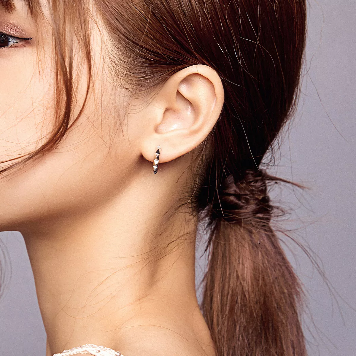 Brinco Argolas Rebite e Coração estilo Pandora - SCE903