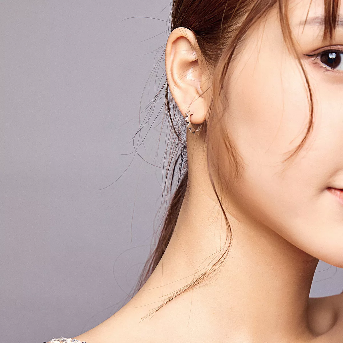 Brinco Argolas Rebite e Coração estilo Pandora - SCE903