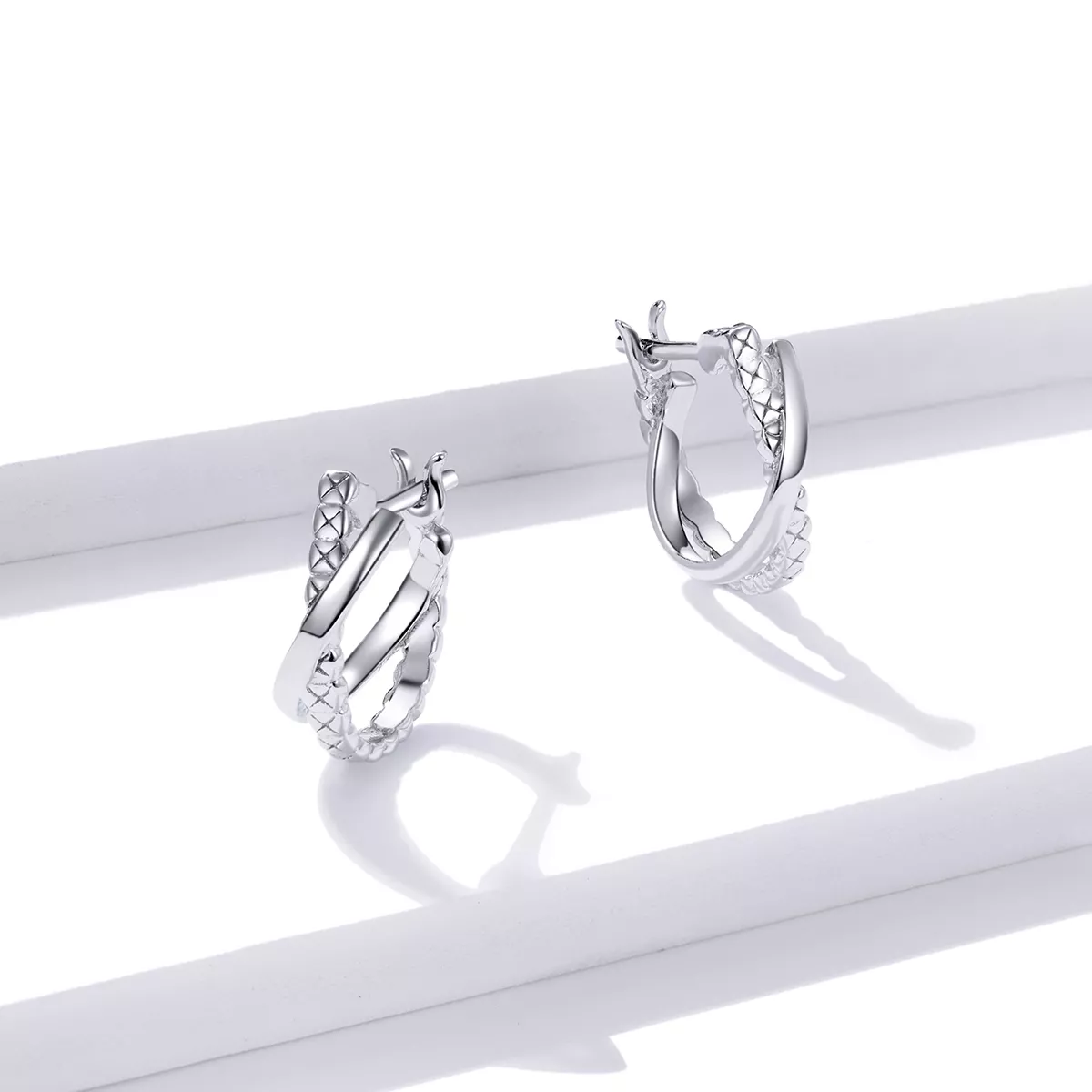 Brinco Argolas Textura de couro estilo Pandora - BSE440