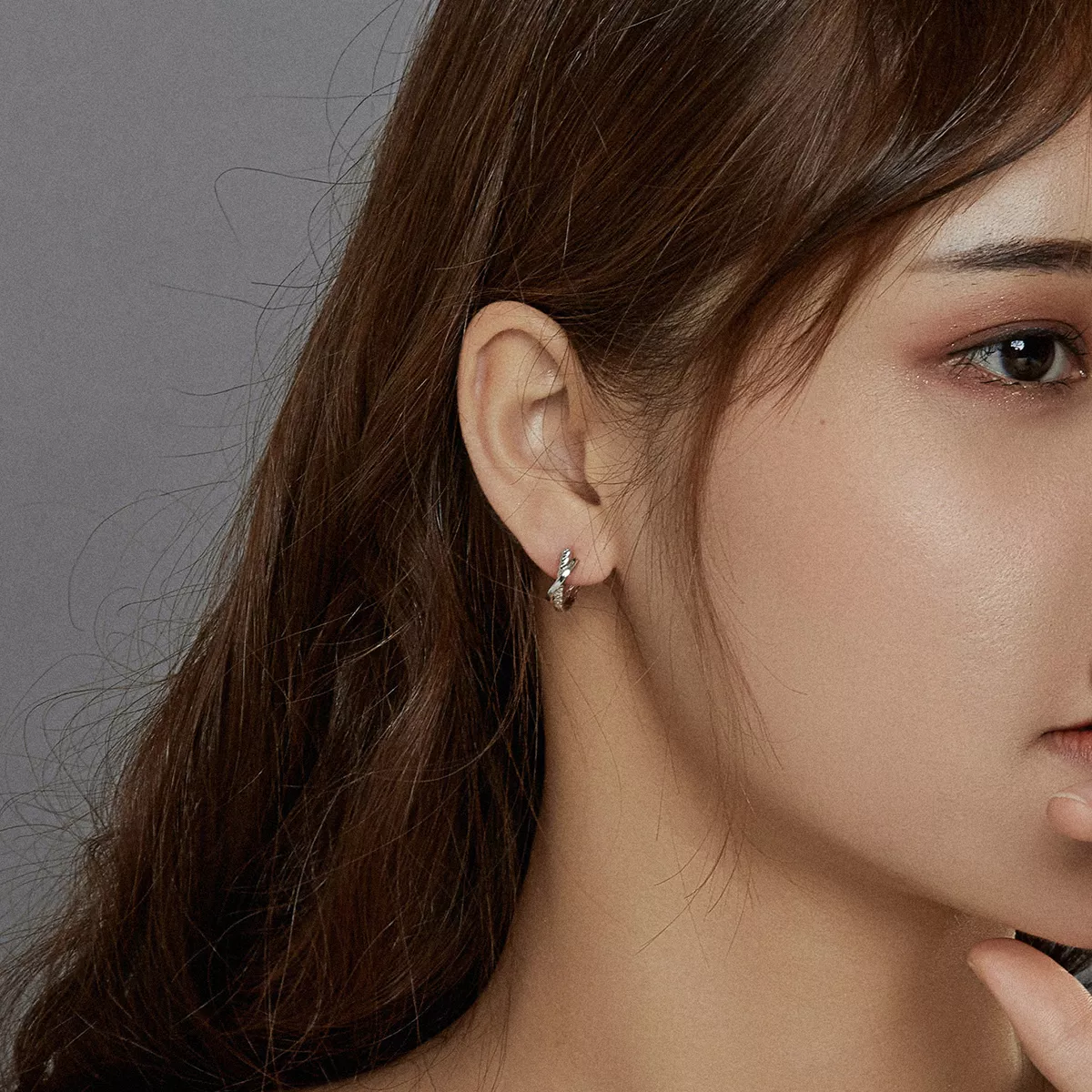 Brinco Argolas Textura de couro estilo Pandora - BSE440