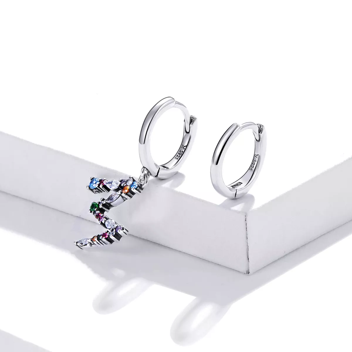 Brinco Letra M colorida estilo Pandora - SCE1031