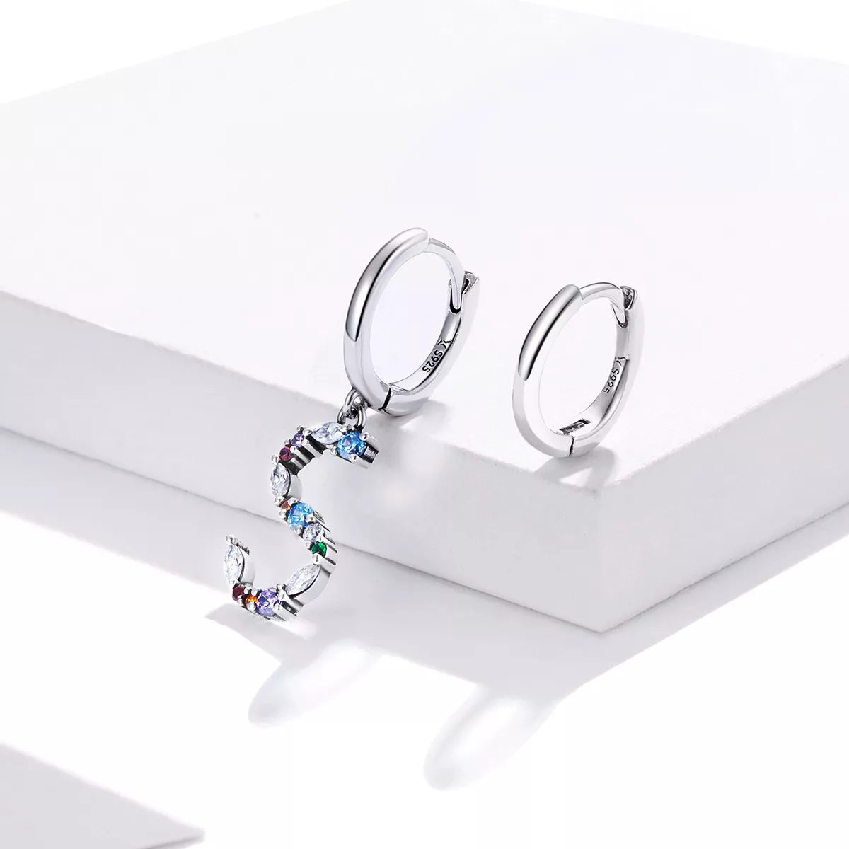 Brinco Letra S colorida estilo Pandora - SCE1032