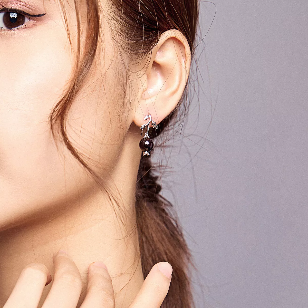 Brinco Pérolas negras life Pandora - BSE395