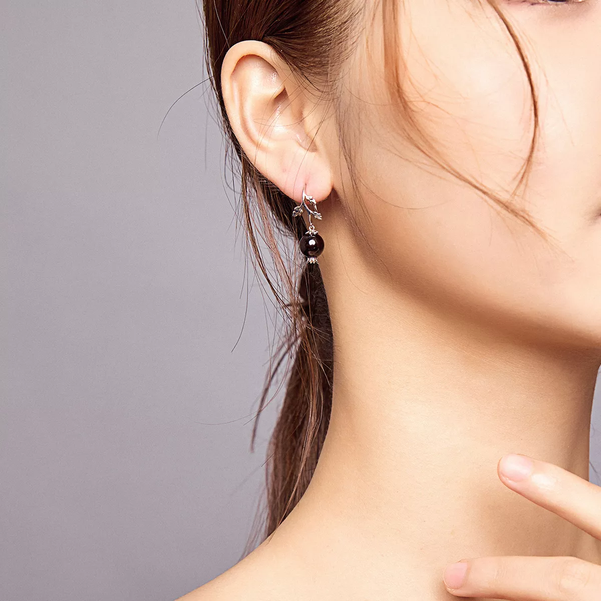 Brinco Pérolas negras life Pandora - BSE395