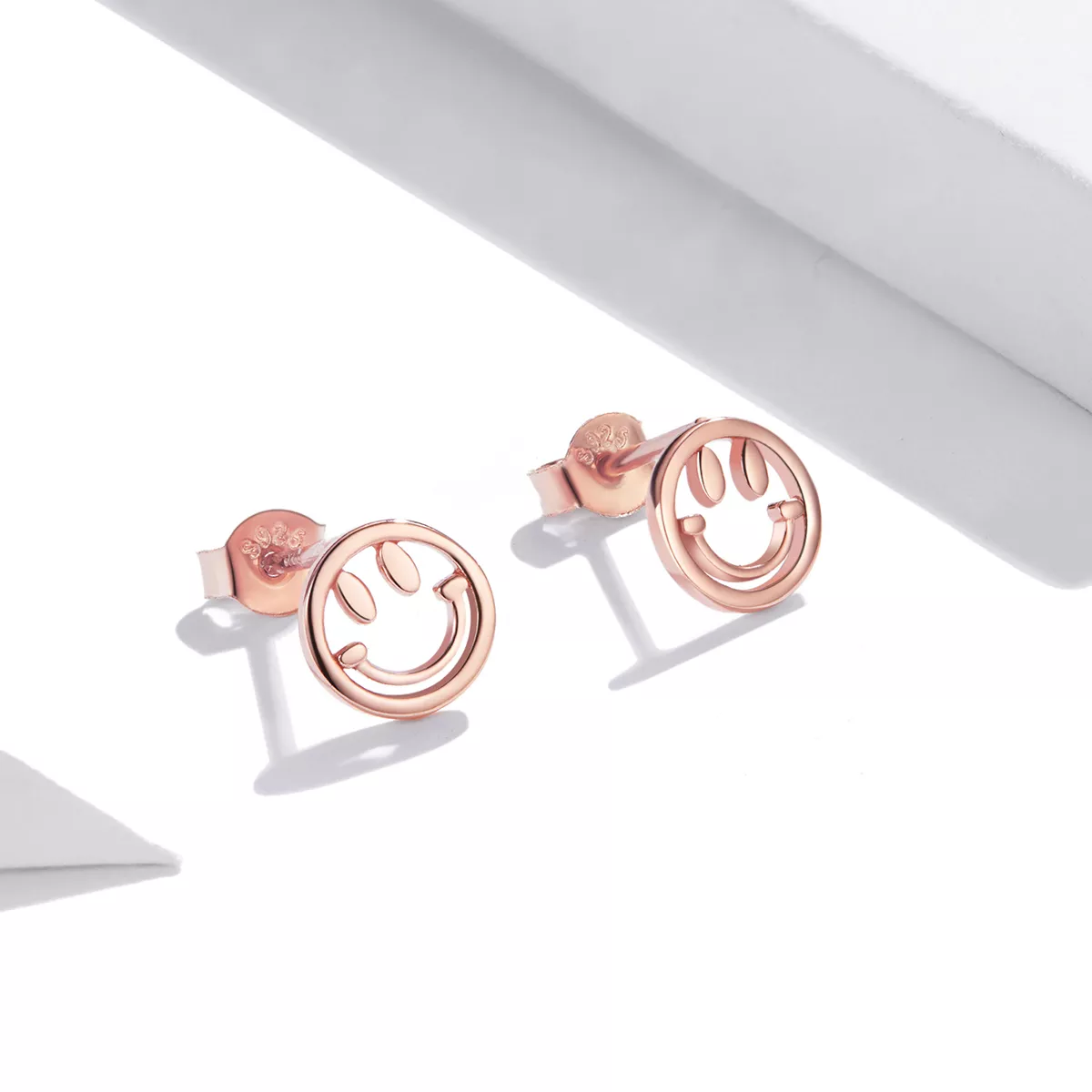 Brincos Petit Cara sorridente adorável estilo Pandora Rose - SCE1106