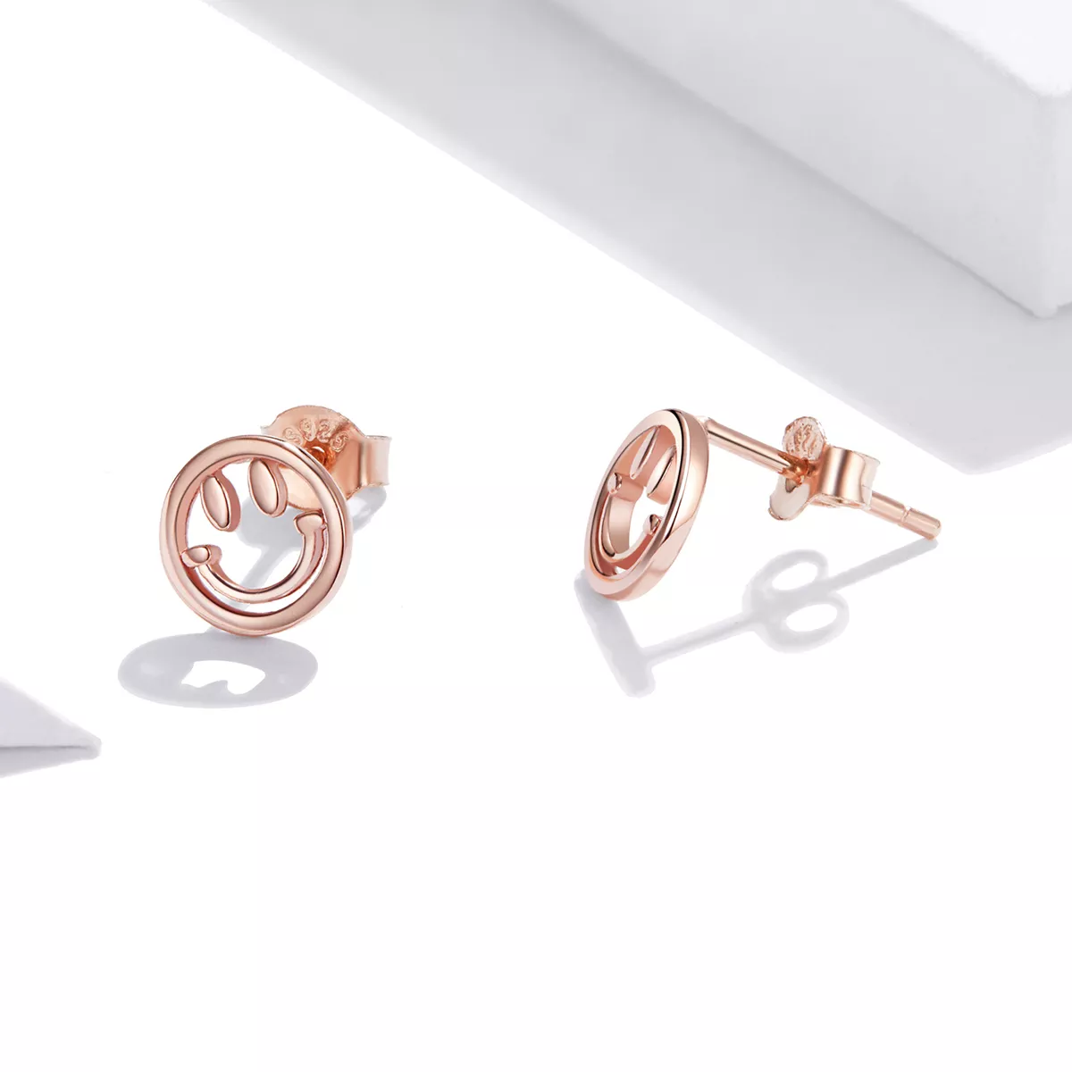 Brincos Petit Cara sorridente adorável estilo Pandora Rose - SCE1106