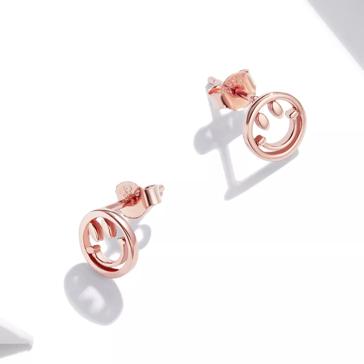 Brincos Petit Cara sorridente adorável estilo Pandora Rose - SCE1106